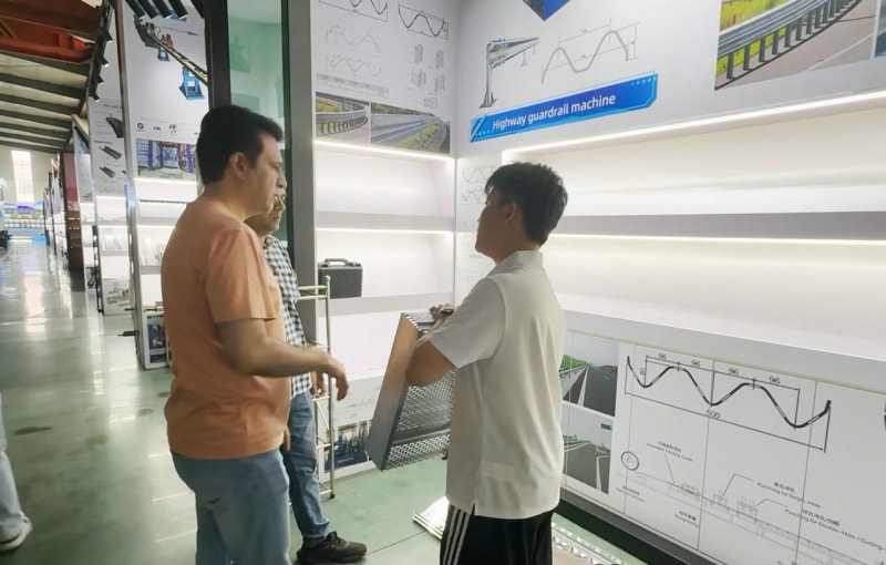 00 后外貿新兵亮眼！中拓業務員詳解聲屏障 / 橫剪線 以專業打動巴鐵開啟冷彎設備合作